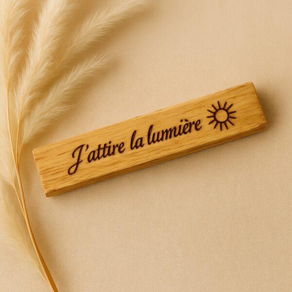 Bâton de Palo Santo gravé J’attire la lumière avec symbole soleil