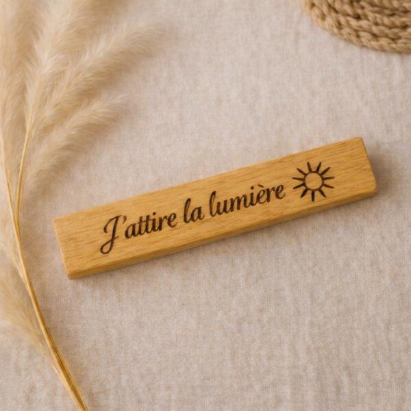 Bâton de Palo Santo gravé J’attire la lumière pour rituel de purification et énergie positive