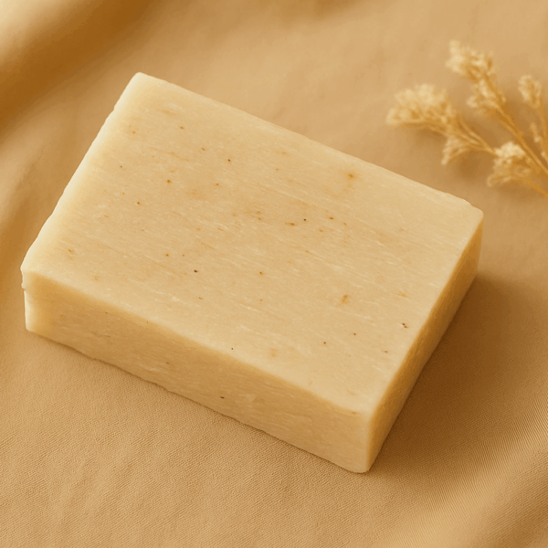 Savon artisanal au Palo Santo posé sur un tissu beige avec une fleur séchée – soin purifiant et naturel