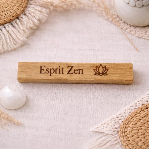 Bâton en Palo Santo gravé du message “Esprit Zen”, dans une ambiance naturelle et bohème