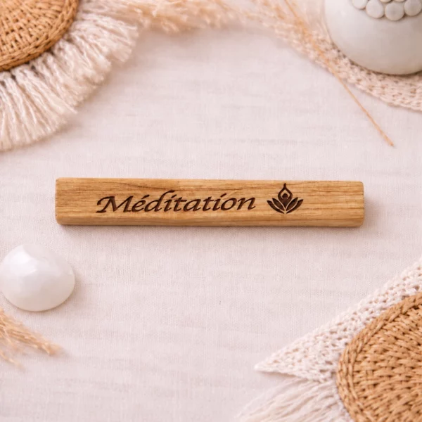 Bâton de Palo Santo gravé « Méditation » avec symbole lotus sur fond bohème écru