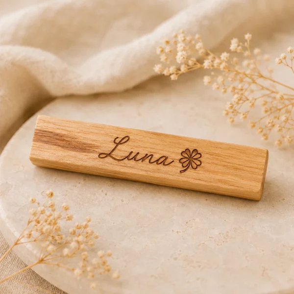 Bâton de Palo Santo gravé avec le prénom Luna et un symbole trèfle sur fond naturel beige