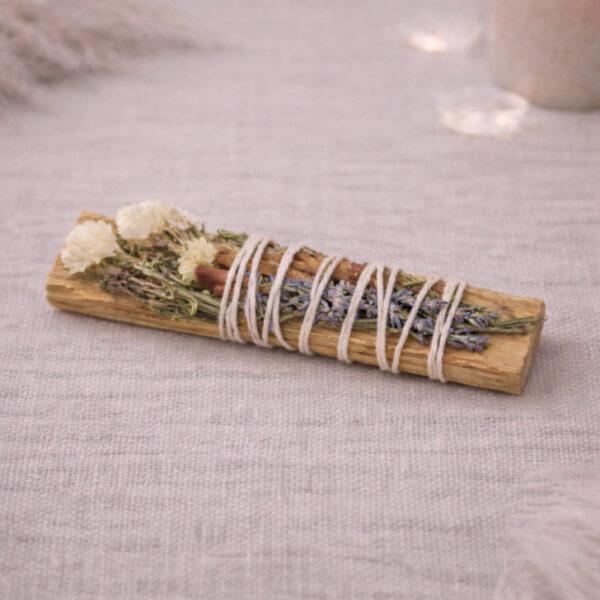 Bâton de Palo Santo artisanal avec lavande, cannelle et romarin pour la purification, la chance et l’abondance