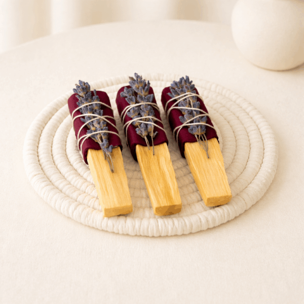 Bâton de Palo Santo avec fleurs séchées – lavande et rose – purification, amour et douceur