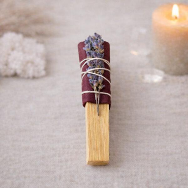 Bâton de Palo Santo artisanal avec rose et lavande pour l’amour de soi et la guérison du cœur