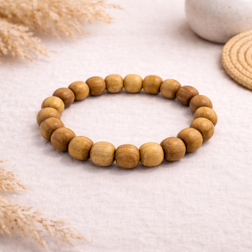 Bracelet en Palo Santo avec grosses perles en bois naturel, photographié dans une ambiance douce et bohème