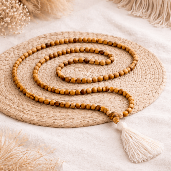 Mala en Palo Santo avec pompon blanc, collier spirituel de protection pour méditation et rituels