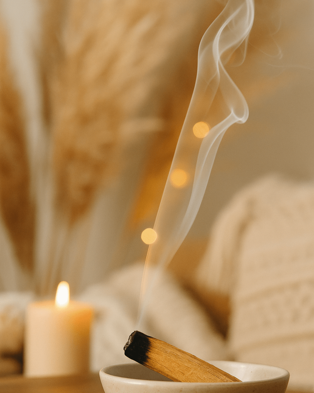 Bâton de Palo Santo fumant lors d’un rituel de purification énergétique